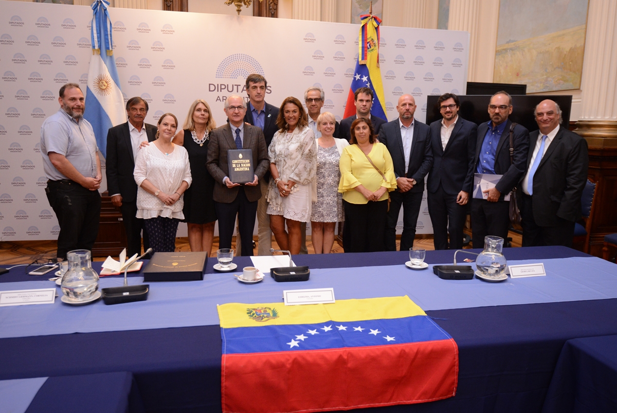 Diputados y Senadores se reunieron con el ex alcalde de Caracas, Antonio Ledezma