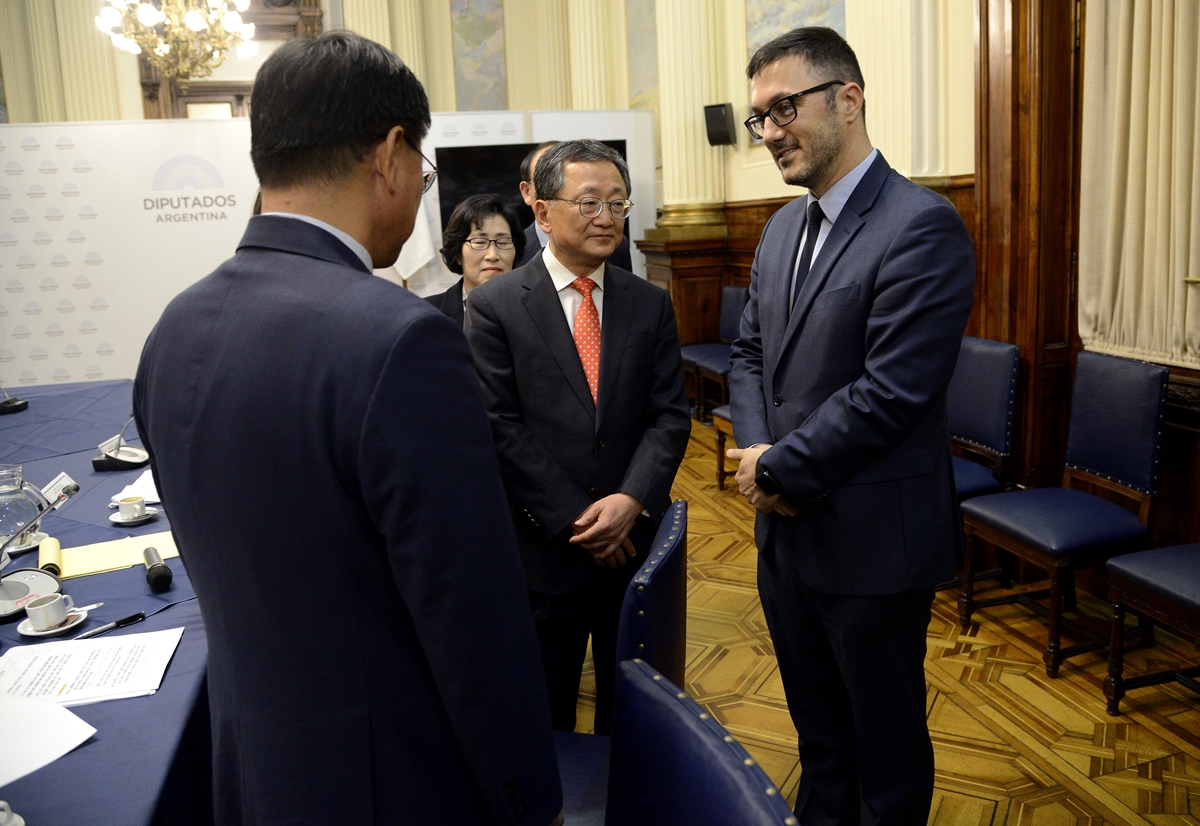 Visita de una delegación del parlamento surcoreano