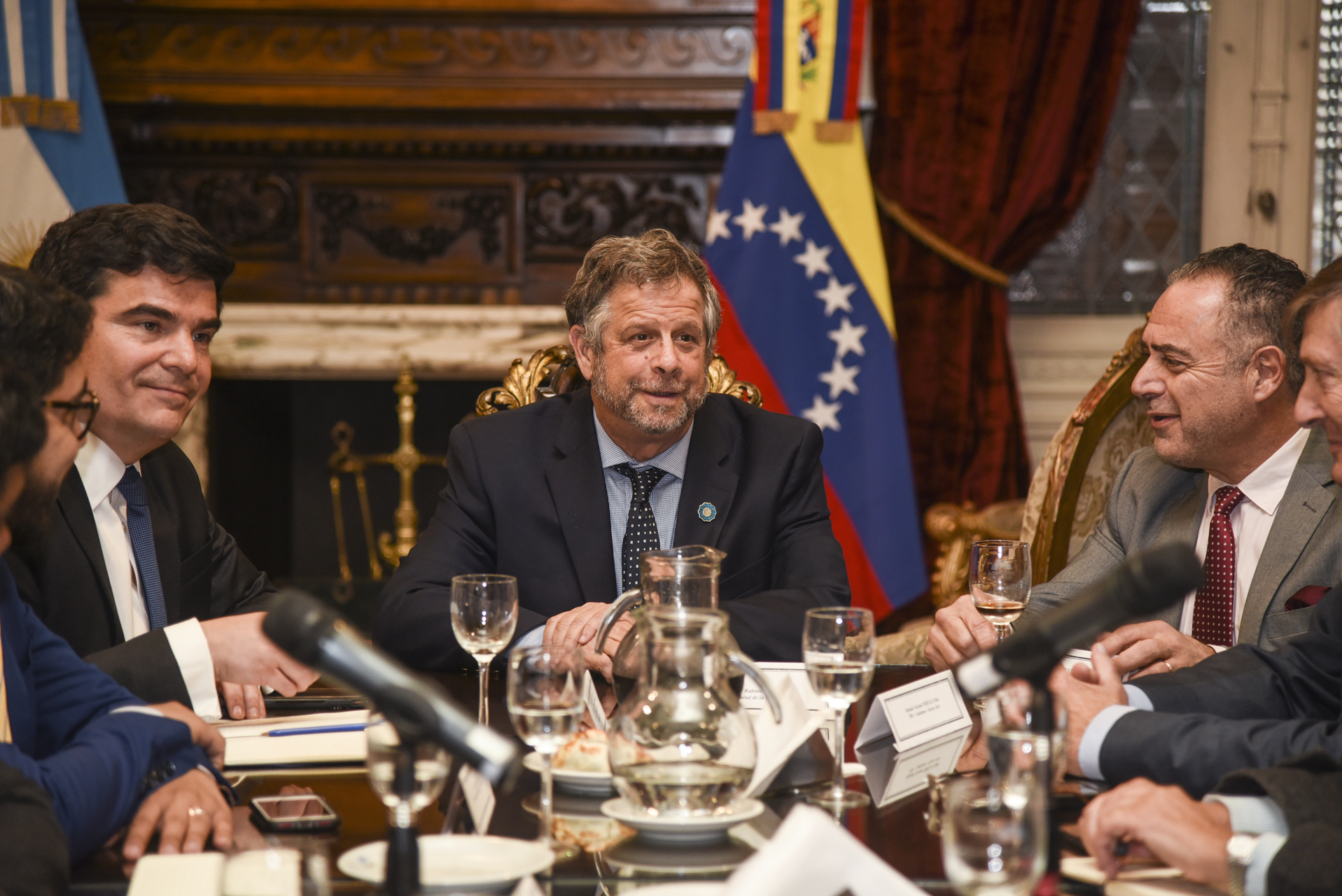 La defensa de las instituciones, eje de un encuentro con representantes de Venezuela