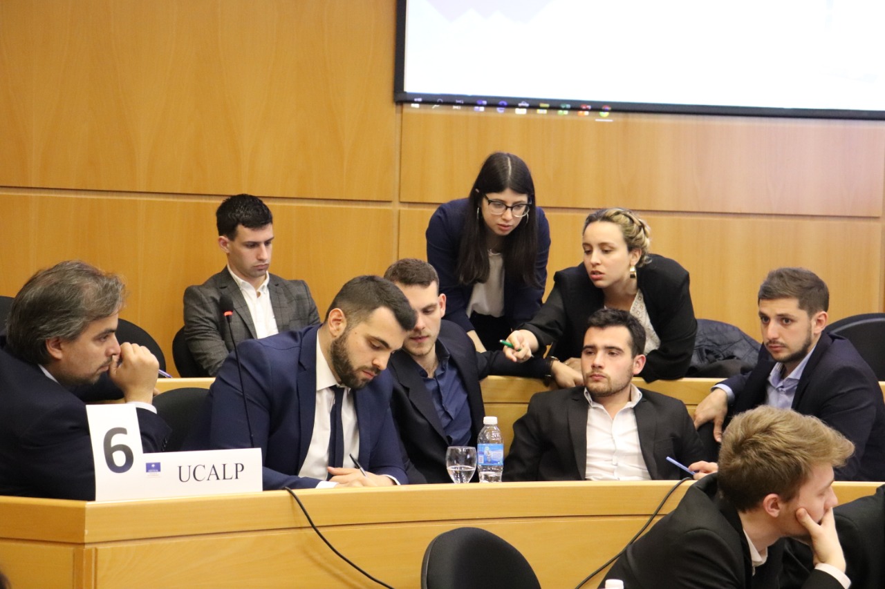Diputados organizó un debate político entre estudiantes universitarios