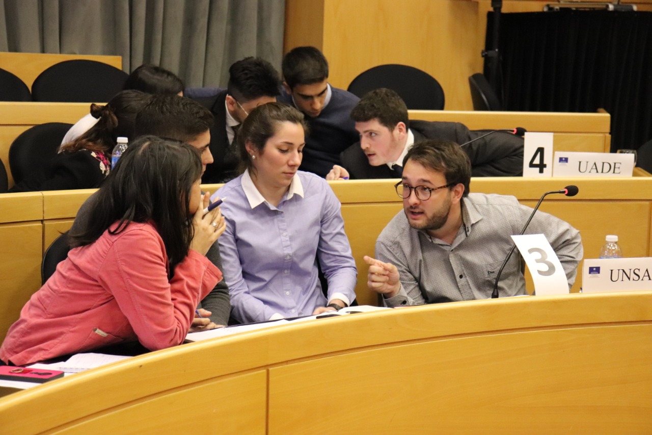 Diputados organizó un debate político entre estudiantes universitarios