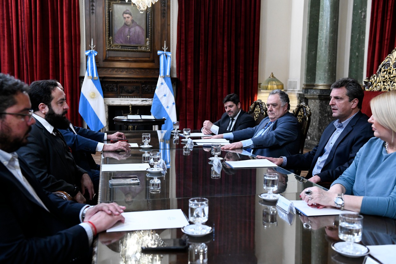 Sergio Massa recibió al presidente del Congreso Nacional de Honduras y firmaron un Acuerdo de Cooperación Institucional