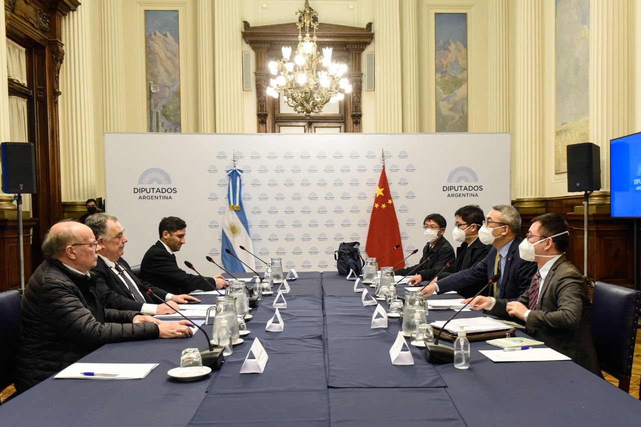 El Director General para América Latina de la Cancillería China visitó el Congreso para fortalecer la cooperación bilateral