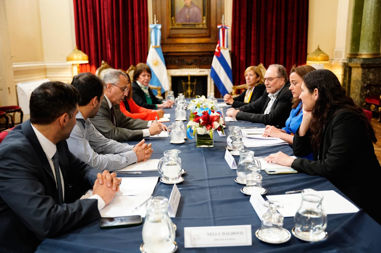 Cecilia Moreau recibió al embajador de Cuba para trabajar en la agenda bilateral y fortalecer los vínculos parlamentarios