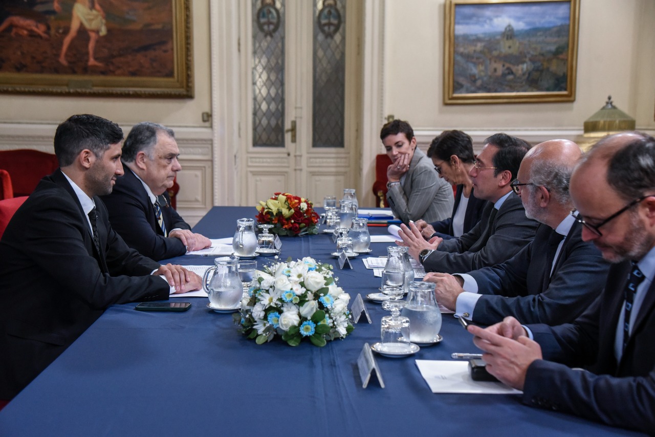 El ministro de Relaciones Exteriores de España visitó la HCDN para fortalecer la relación bilateral